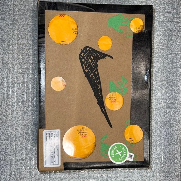 Like brand new, no crease, no scuff marks, come with box - Picture 8 of 11